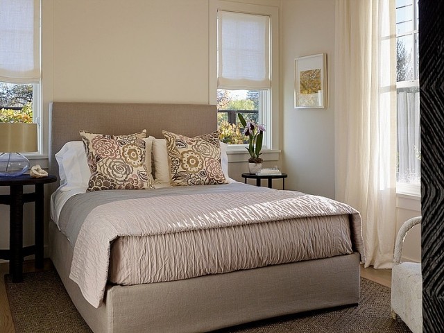 litet sovrum-box-spring-säng-beige-taupe-persienner