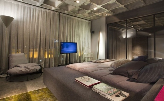 sovrum-loft-grå-möbler-indirekt-belysning