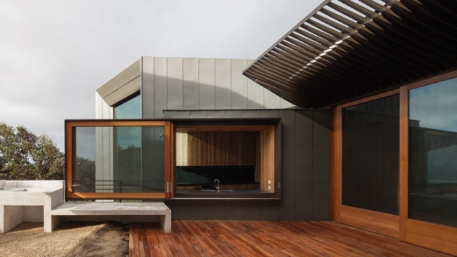 modernt strandhus australien stort fönster terrass plankgolv