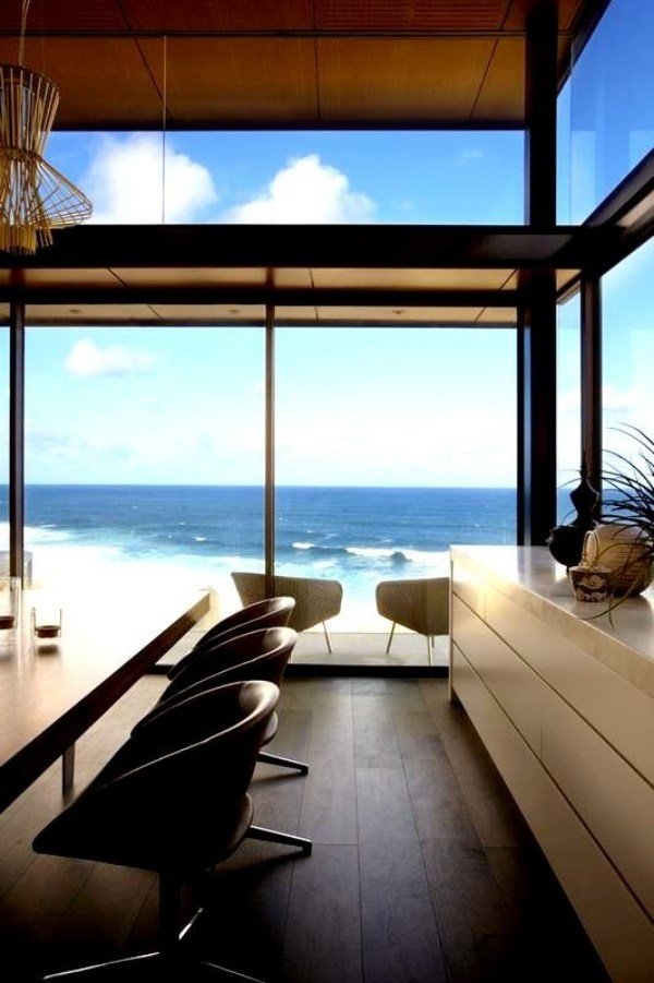 modernt strandhus glasfront havsutsikt matplats
