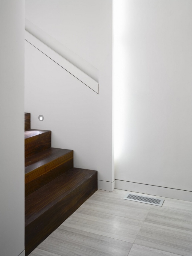 trappor design trästeg grå golvplattor trappljus ledstång