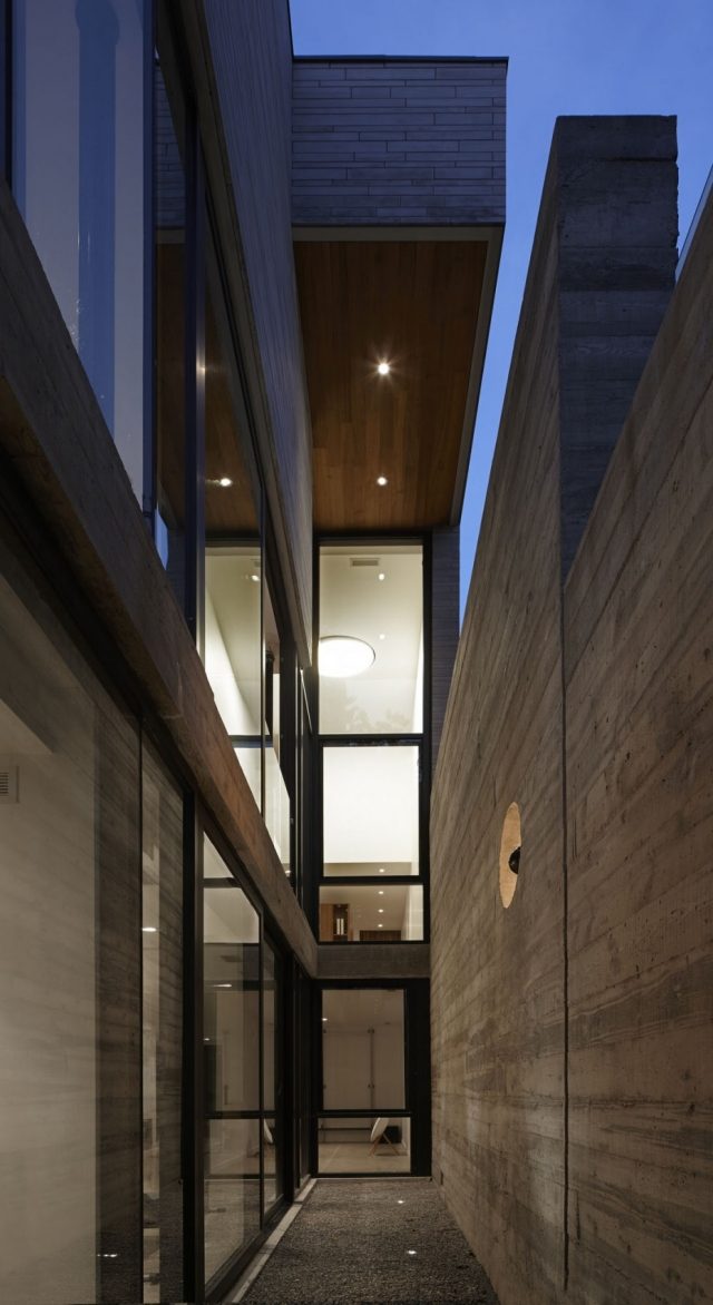 smalt hus lediga betongvägg golv till tak fönster