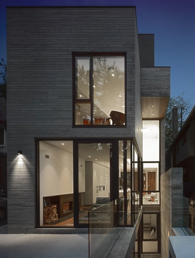 modernt hus fasadbeklädnad grå takhöga fönster