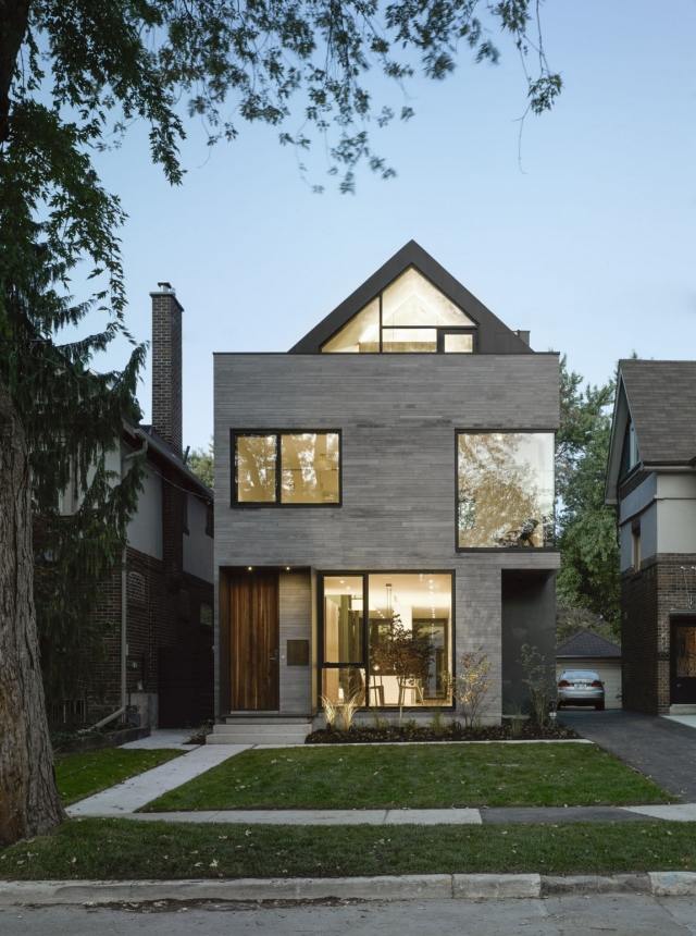 arkitekt hus smal modern ledig tomt uppförd grå fasad