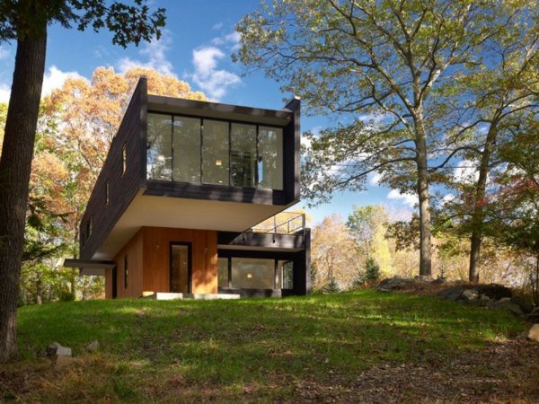 Hus på sluttningen - minimalistisk arkitektur - framsida