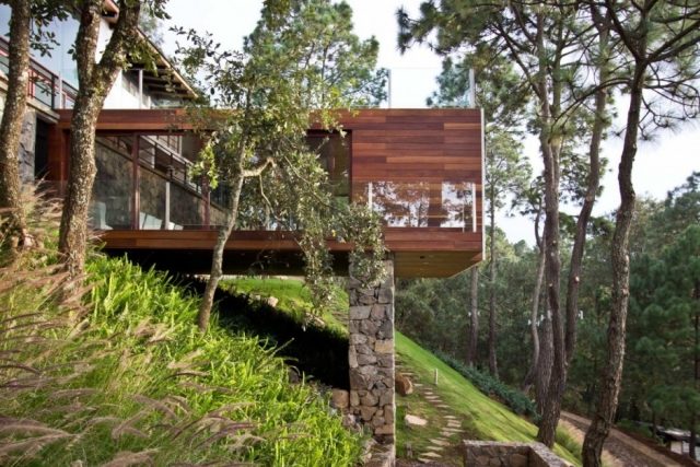 modernt skogshus ema arkitekter mexico naturstenpelare