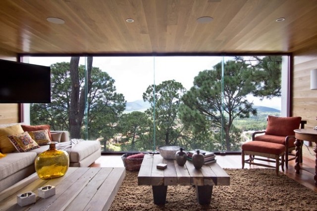 modernt skogshus inredning trämöbler panoramafönster