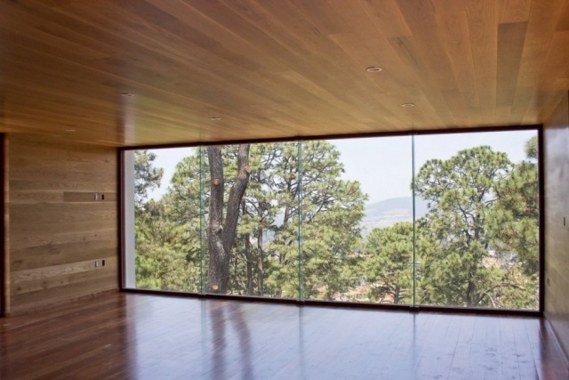panoramafönster tallskog trätak plankgolv