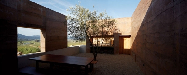 modernt hus liten terrass olivträd vinprovning chile