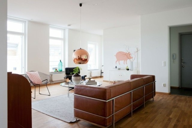 Läder soffa hängande ljusrosa metall laminatgolv