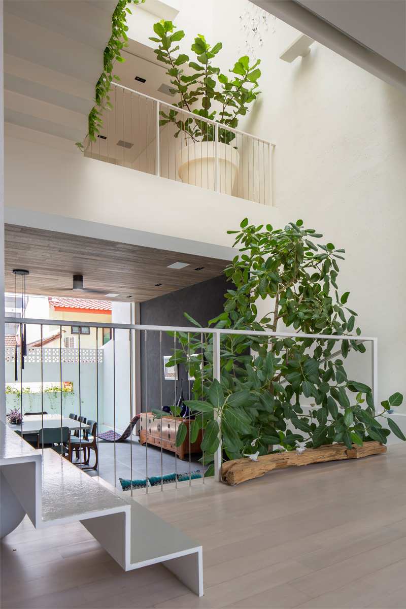 modernt-levande-öppet-vardagsrum-inomhus-trädgård-nivå-golv