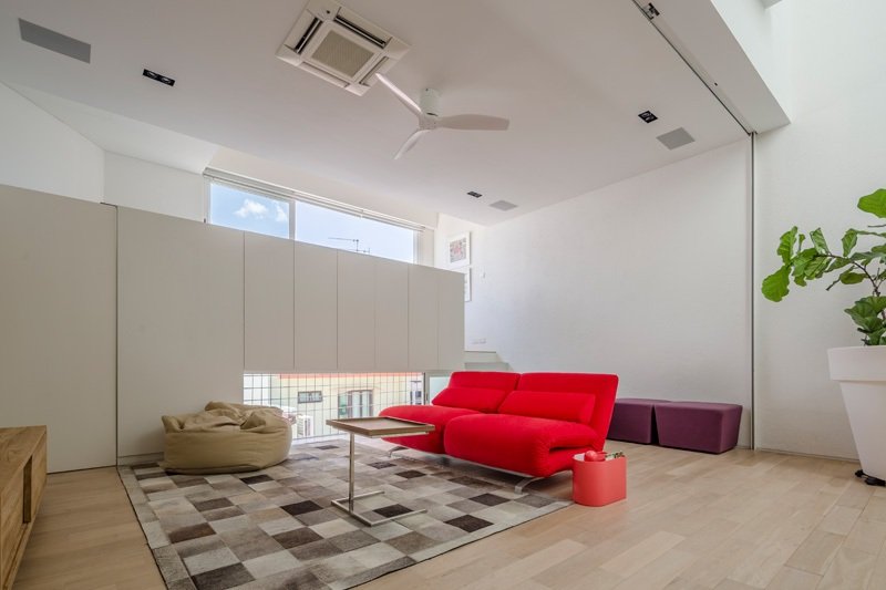modernt-levande-öppet-vardagsrum-integritetsskydd-paneler-soffa-rött