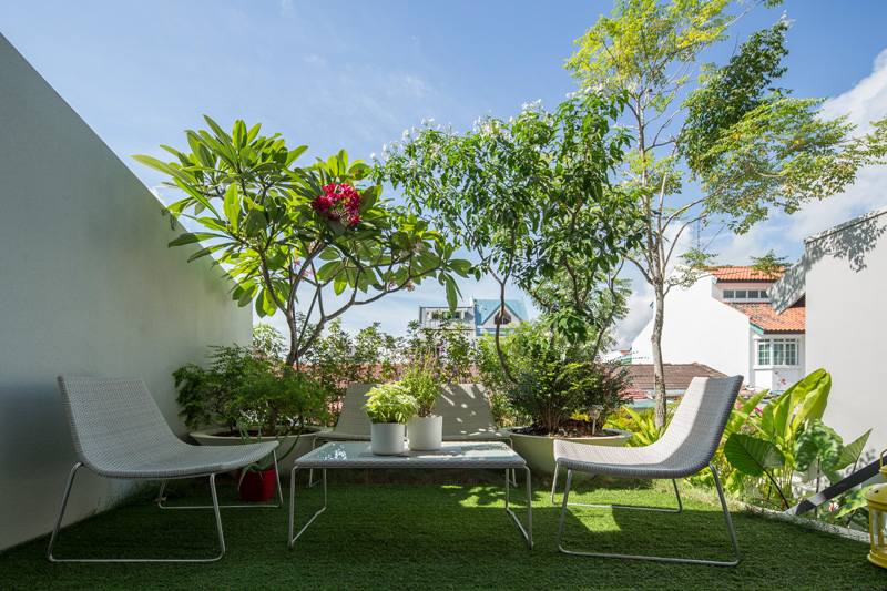 modernt-vardags-öppet-vardagsrum-trädgård-trädgård-möbler-stolar-gräsmatta-träd