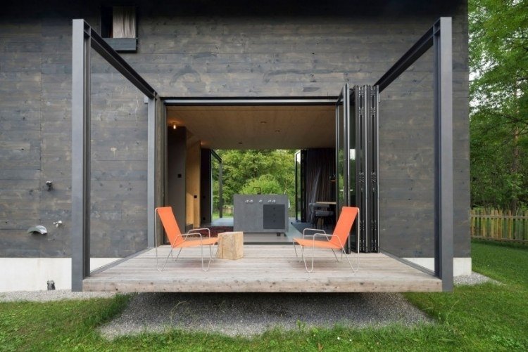 modernt vardagsrum-litet-arkitekt-hus-veranda-terrass-naturliga-gräsmatta-stolar