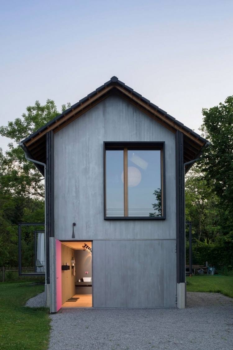 modernt boende-litet-arkitekt-hus-minimalistisk-grå-trädgård-innergård-gräsmatta-natur-enfamiljshus