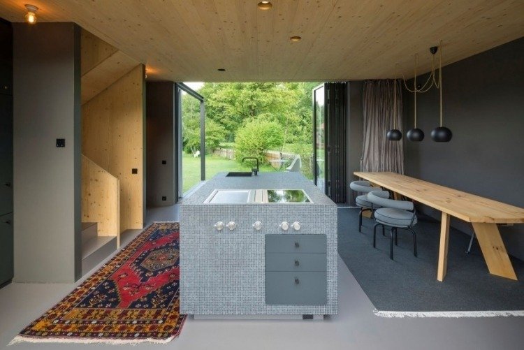 modernt-levande-litet-arkitekt-hus-grå-antracit-matta-matbord-öppet-kök