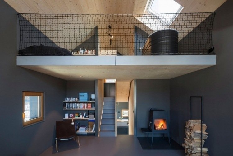 modern-levande-liten-arkitekt-hus-vardagsrum-vägg-färg-grå-antracit-tak-beklädnad-trä