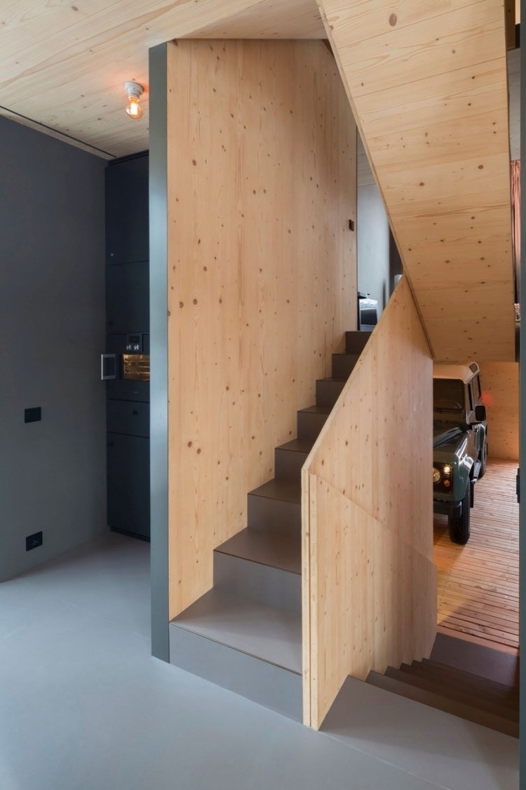 modernt-levande-litet-arkitekt-hus-trappor-golv-vardagsrum-grå-vägg-färg-trä-väggbeklädnad
