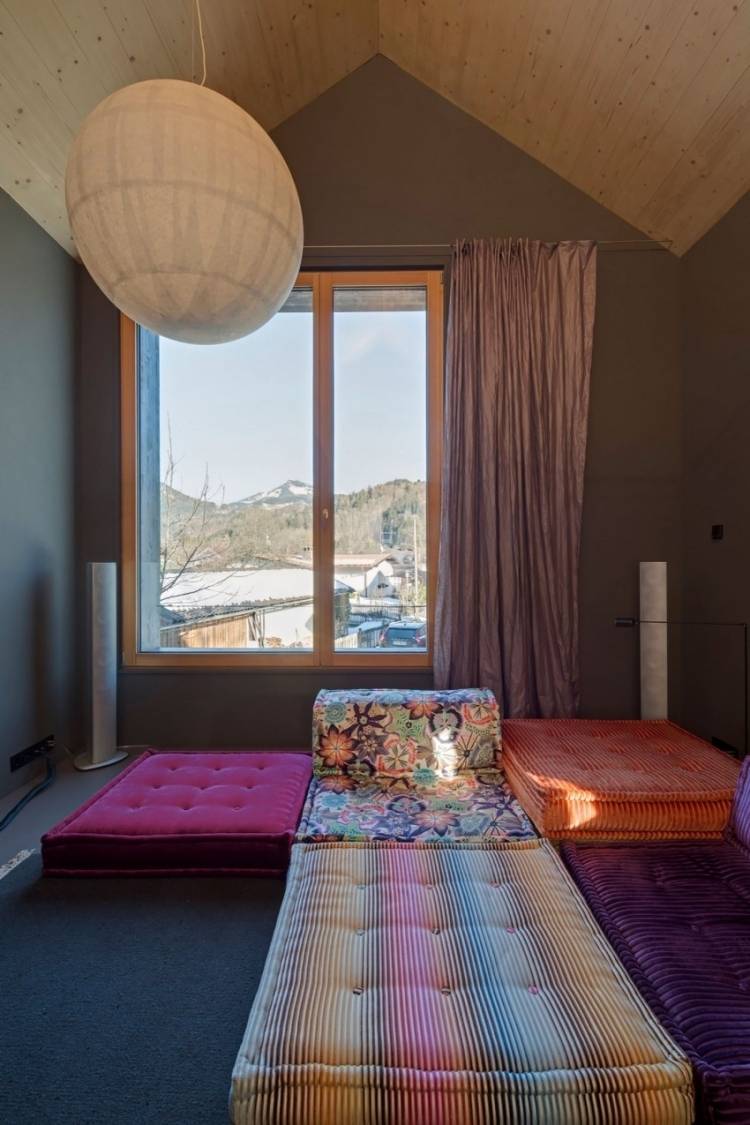 modernt-levande-litet-arkitekt-hus-vardagsrum-sittplats-kudde-färgat-klädsel-fönster-enkelt