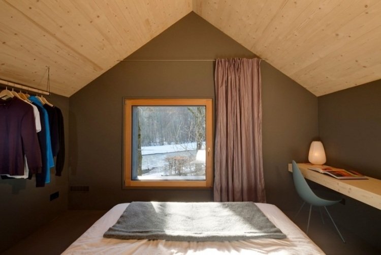 modernt-levande-litet-arkitekt-hus-sovrum-vägg-färg-grå-tak-beklädnad-trä-säng-klädhängare