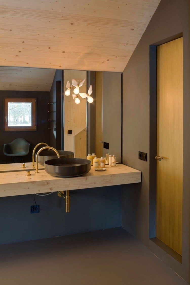 modernt-levande-litet-arkitekt-hus-badrum-vägg-färg-grå-tvättställ-trä-bänk-tvättställ-spegelvägg