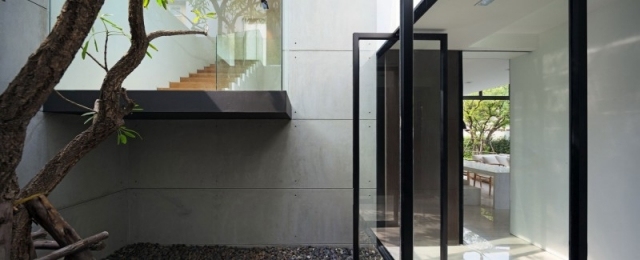 modernt bostadshus thailand innergård träd glas dörrar