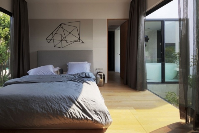 modernt sovrum glasvägg solljus minimalistisk