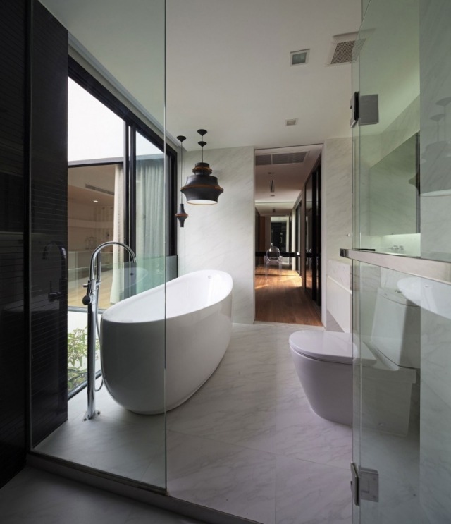 modern badrumsdesign minimalistisk glasvägg i marmorplattor