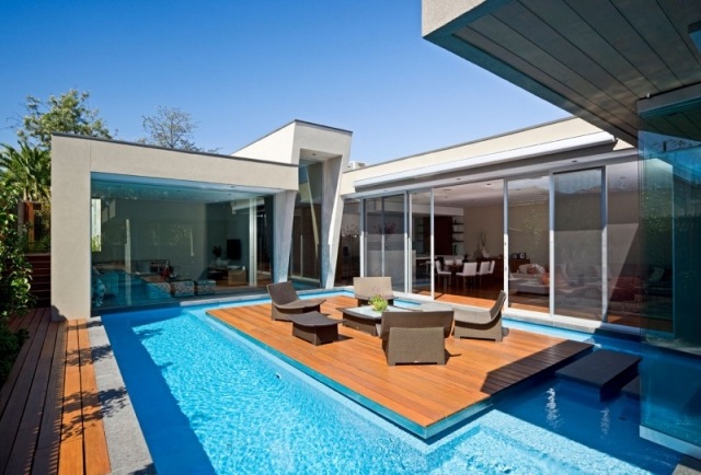 modernt hus trä terrass pool lounge möbler