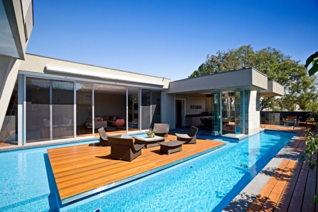 modernt hus trä terrass pool glas skjutdörrar