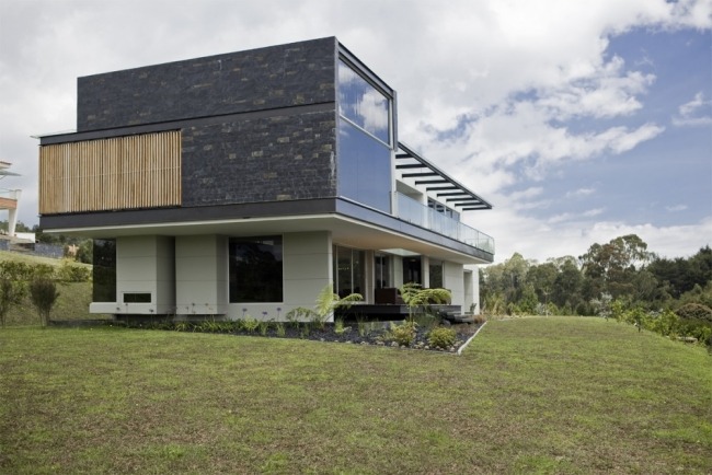 modernt hus colombia fasad svart