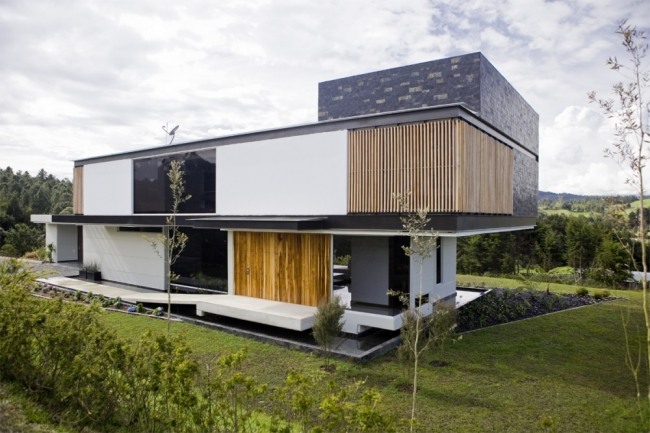 modernt hus fasad svart vit trädörr