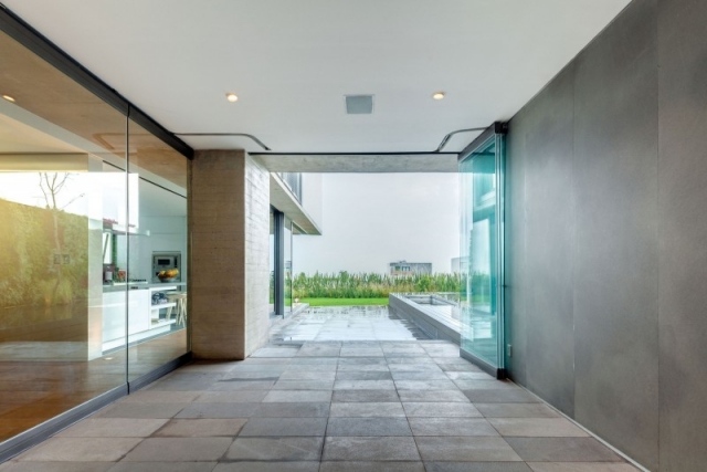 modernt bostadshus pool glas skjutdörrar kök vardagsrum