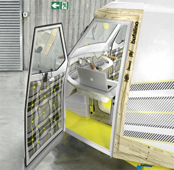 Husvagn förare dator sidobord gult golv