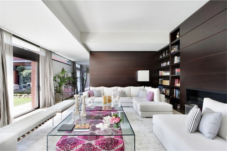 modernt vardagsrum-vitt-soffor-glas-soffbord-väggbeklädnad-mörkt trä