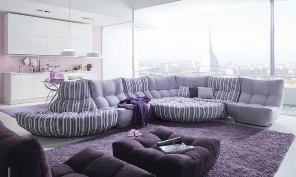 Klädda möbler-i-lila-färg-lila-matta-vägggjorda av glas