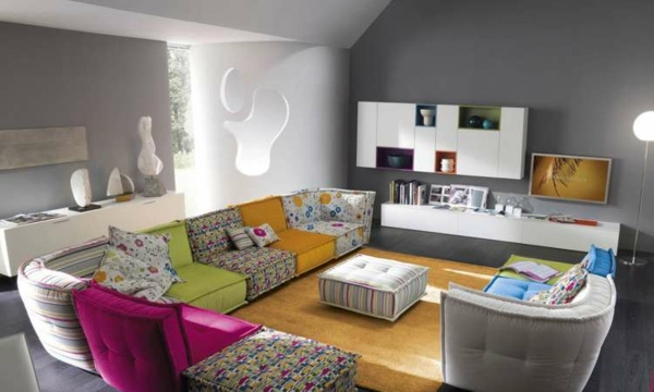 grå-väggar-rund-soffa-hörn-med-färgglada-mönster-gul-matta