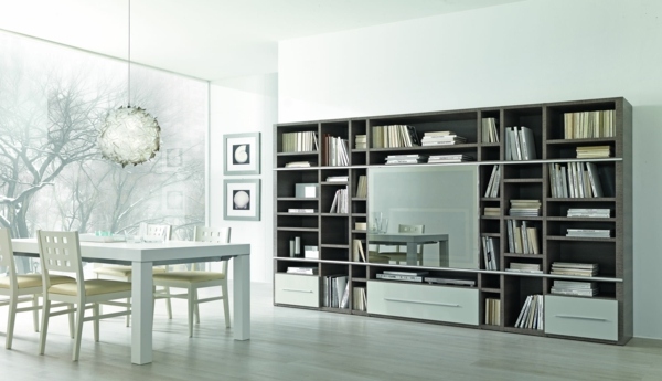 Vardagsrum-design-matbord-vita-stolar-grå-vägg-hyllor
