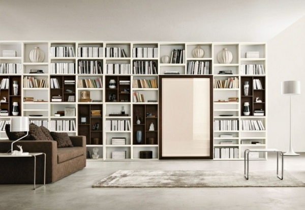 Hylla-vägg-med-böcker-mörk-brun-soffa-golvlampa