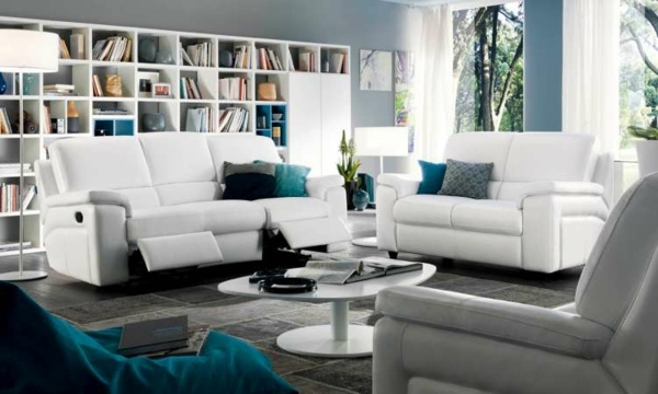 Läder-soffa-fåtölj-vägg-gjord av fyrkantiga-moduler-med-böcker-blå-toner