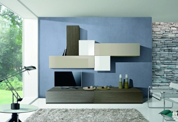 blågrå-vägg-tapet-med-tegel-mönster-läslampa