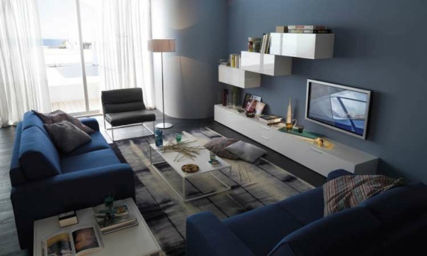 Modernt vardagsrum-i-blå-vitt-skåp-moduler-med-glans