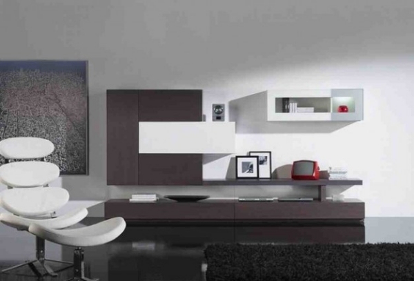 minimalistisk-vardagsrum-solstol-vit-grå-färger-blanka ytor