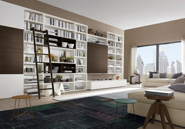 Vardagsrum-design-modern-inredning-brun-väggar-takvåning-hyllsystem-stort-område