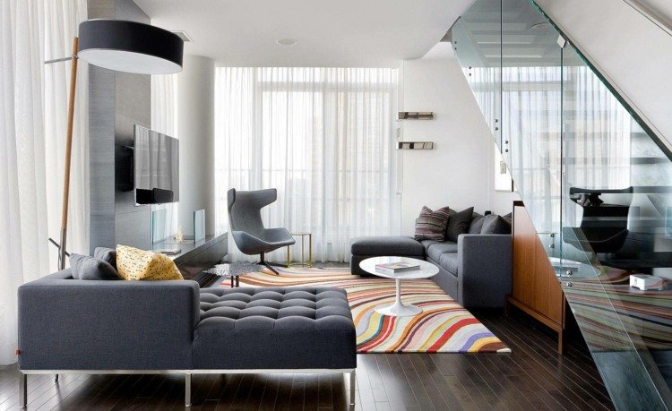 Inredning vardagsrummet modern-mörk-grå-soffa-färgglad-matta-accent-färger-vardagsrum inredning