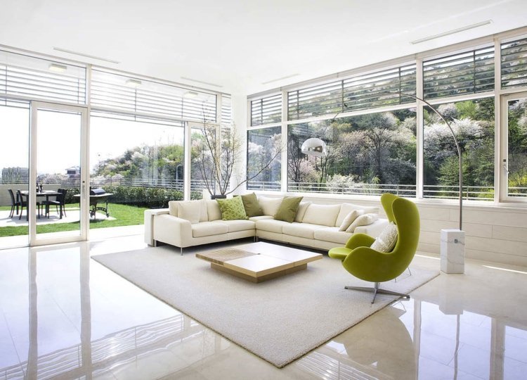 vardagsrum-inredning-moderna-neutrala-färger-grön-accent-soffa-kuddar-fönsterfronter