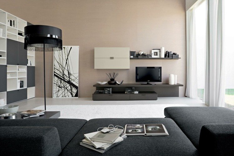 vardagsrum design lowboard golvlampa svart soffa vägg enhet