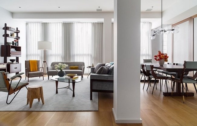 öppen planlösning vardagsrum design hall golv grå möbler gula accenter
