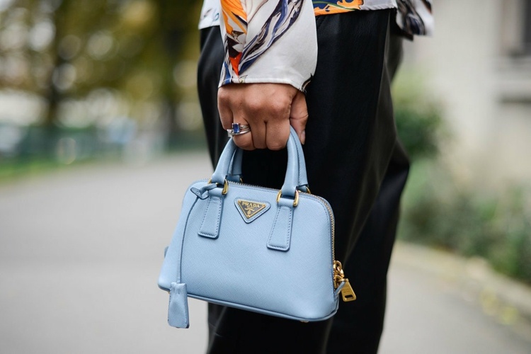 Modetrender-2015-accessoarer-väskor-Prada-blå