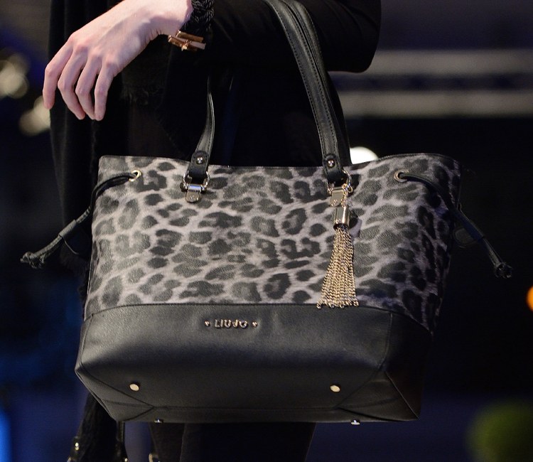 Handväska med djurmönster i svart Ett blickfång för en svart outfit